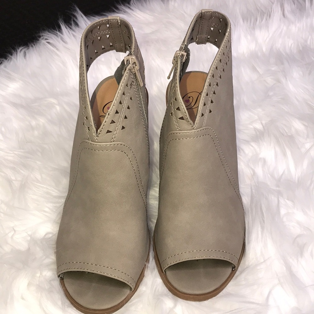 𝑾𝒆𝒅𝒈𝒆 𝑩𝒐𝒐𝒕𝒔 - Picture 3 of 3